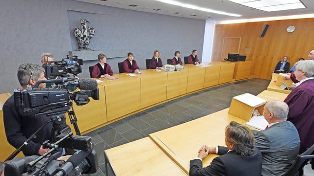 Der sechste Zivilsenat beim Bundesgerichtshof eröffnet die Verhandlung über die Haftung wegen Lebenserhaltung durch künstliche Ernährung. Der sechste Zivilsenat beim Bundesgerichtshof eröffnet die Verhandlung über die Haftung wegen Lebenserhaltung durch künstliche Ernährung.