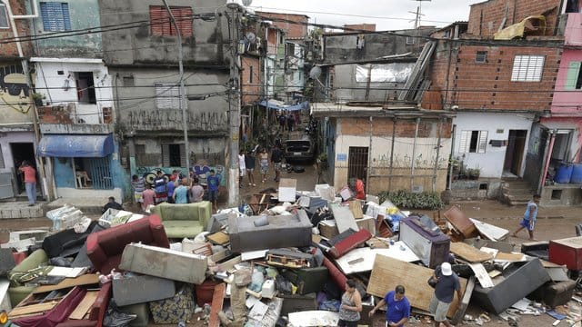 Der Gouverneur des Bundesstaates São Paulo forderte die Bevölkerung auf, nur im äußersten Notfall die Häuser zu verlassen. Der Gouverneur des Bundesstaates São Paulo forderte die Bevölkerung auf, nur im äußersten Notfall die Häuser zu verlassen.