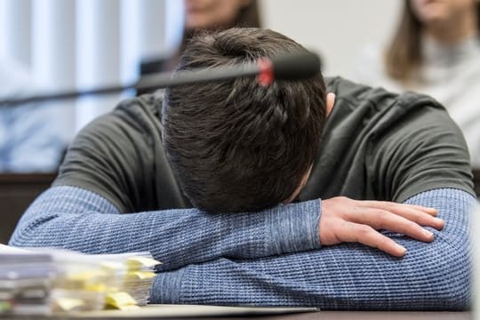 Die Strafkammer wirft dem aus dem Irak stammenden Flüchtling vor, im vergangenen Mai die aus Mainz stammende 14-jährige Susanna vergewaltigt und ermordet zu haben.