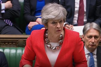 Premierministerin Theresa May spricht vor der Abstimmung im britischen Parlament.