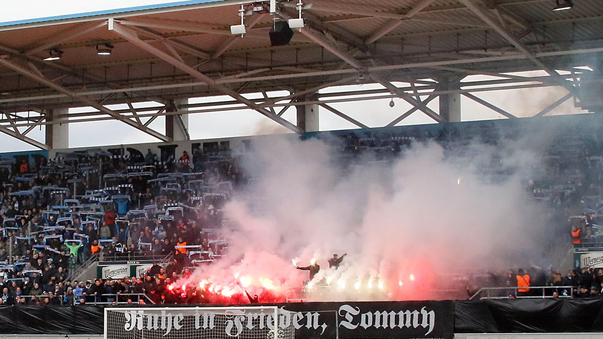 "Ruhe in Frieden, Tommy": Wegen dieses Gedenkbanners für einen toten Neonazi steht der Chemnitzer FC massiv in der Kritik.