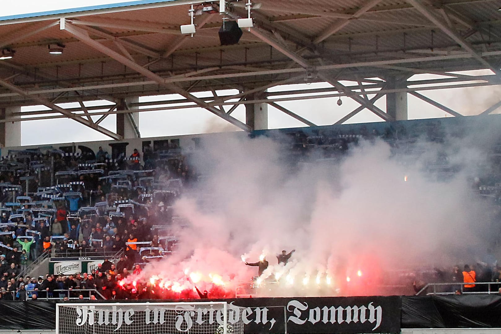 "Ruhe in Frieden, Tommy": Wegen dieses Gedenkbanners für einen toten Neonazi steht der Chemnitzer FC massiv in der Kritik.