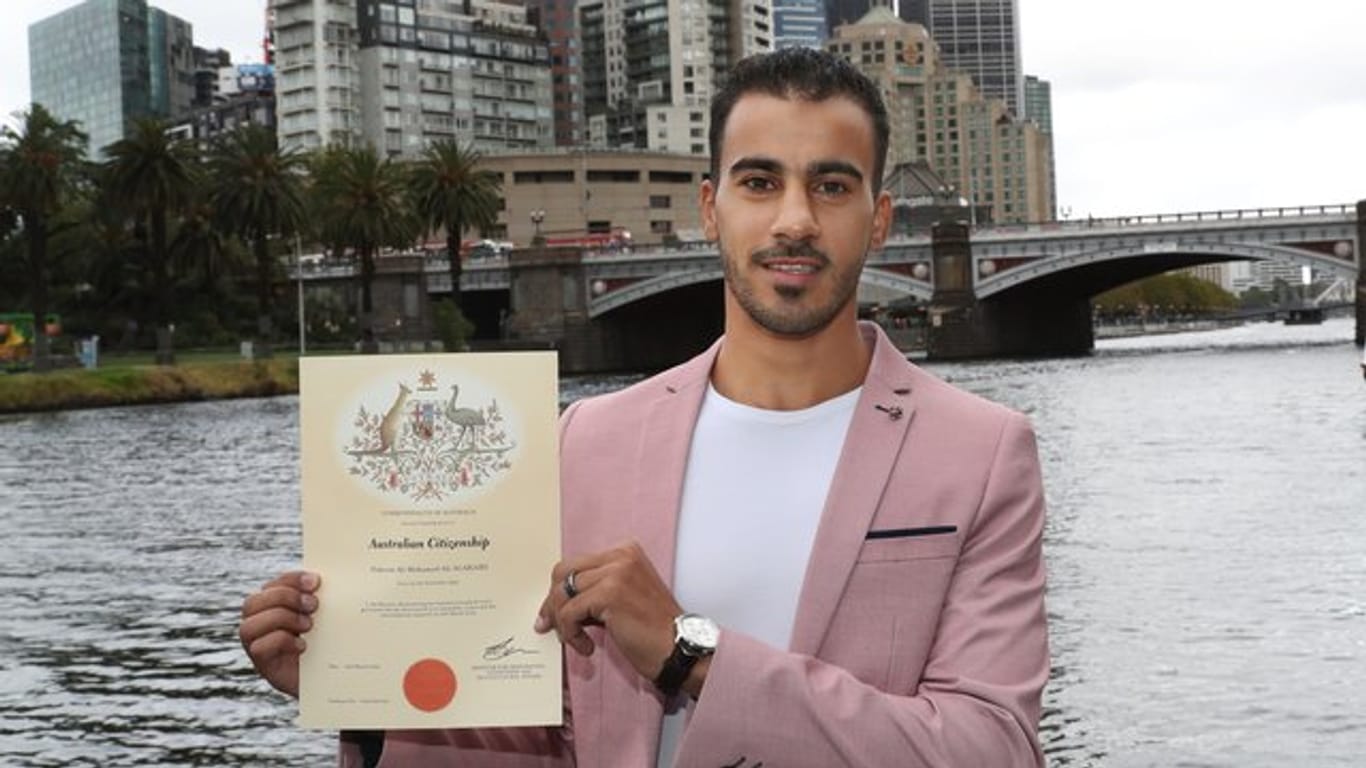 Hakim Al-Araibi zeigt in Melbourne seine Einbürgerungsurkunde.