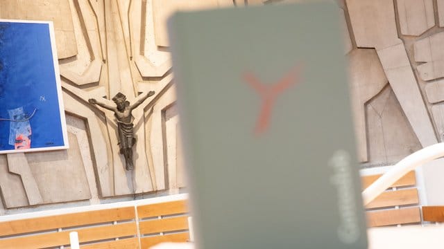 Zum Auftakt der Konferenz hatte der Vorsitzende, der Münchner Kardinal Reinhard Marx, gesagt, dass in den Bistümern intensiv an der Förderung von Frauen gearbeitet werden müsse. Zum Auftakt der Konferenz hatte der Vorsitzende, der Münchner Kardinal Reinhard Marx, gesagt, dass in den Bistümern intensiv an der Förderung von Frauen gearbeitet werden müsse.
