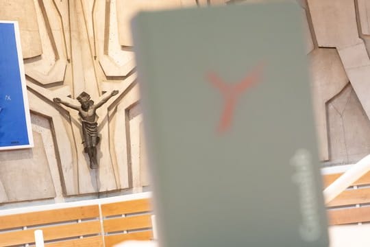 Zum Auftakt der Konferenz hatte der Vorsitzende, der Münchner Kardinal Reinhard Marx, gesagt, dass in den Bistümern intensiv an der Förderung von Frauen gearbeitet werden müsse.