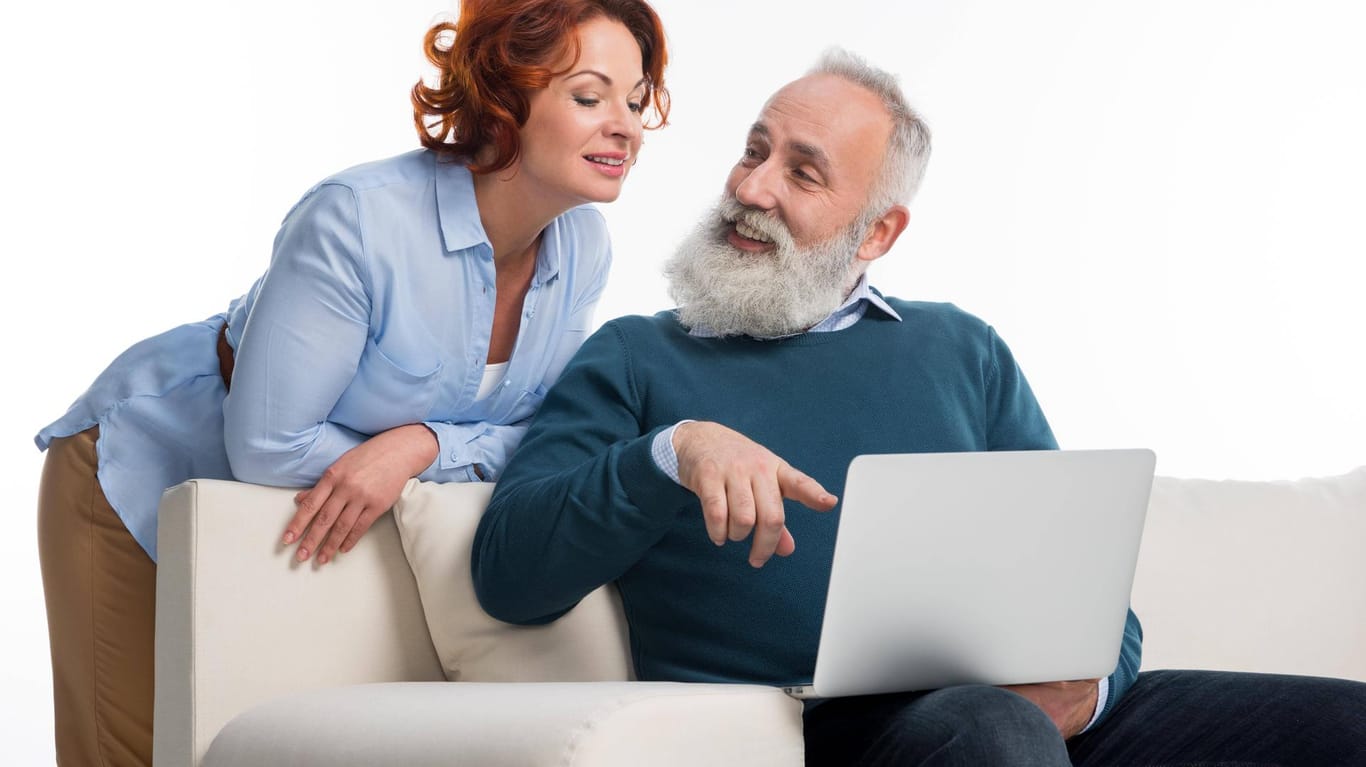 Eine junge Frau und ein älterer Herr schauen gemeinsam auf einen Laptop: Vor 30 Jahren wurde die Idee für das World Wide Web vorgestellt.