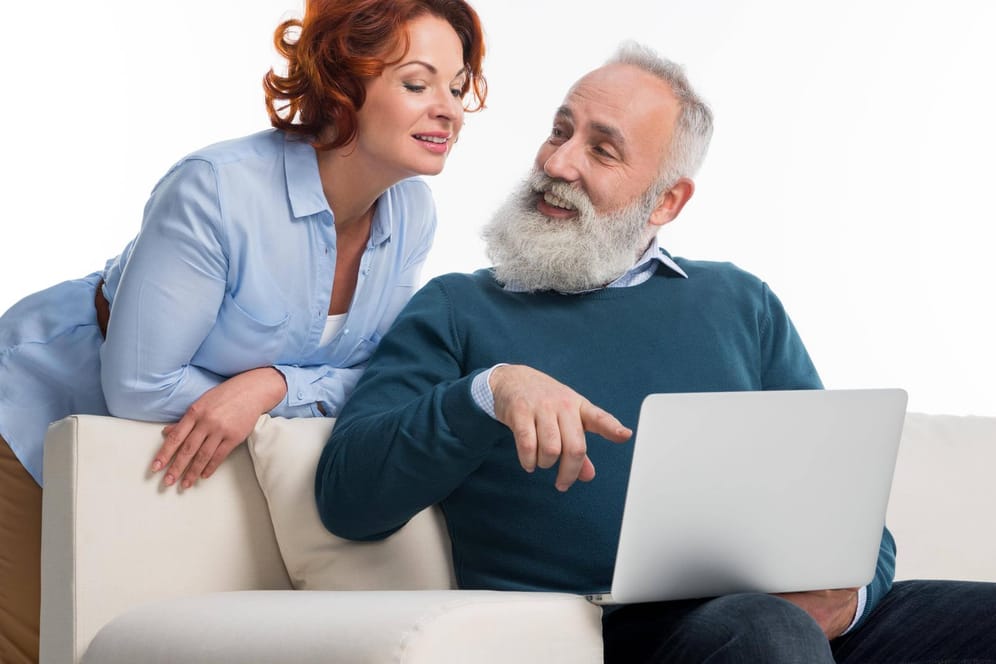Eine junge Frau und ein älterer Herr schauen gemeinsam auf einen Laptop: Vor 30 Jahren wurde die Idee für das World Wide Web vorgestellt.