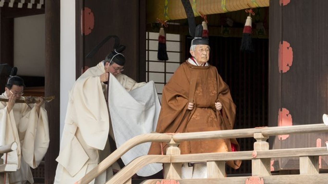 Japans Kaiser Akihito ist im kaiserlichen Palast auf dem Weg zu einem Ritual.