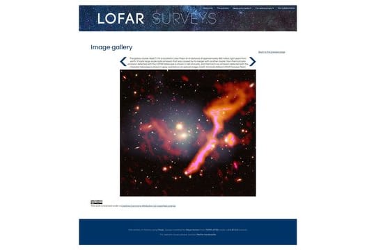 Der neu entdeckte Galaxienhaufen Abell 1314: Radiostrahlung von schnellen kosmischen Elektronen erscheint in Rot und Rosa.