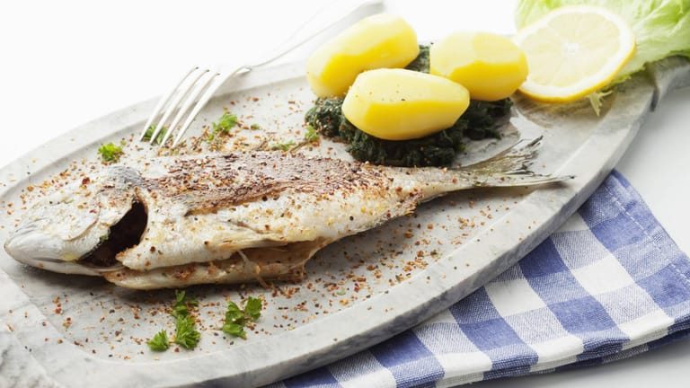 Fisch zu Karfreitag: Am Höhepunkt der Fastenzeit ist Gläubigen der Verzehr von Fleisch und Alkohol verboten, Fisch ist hingegen erlaubt.