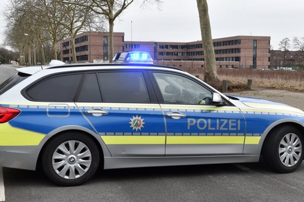 Polizeiauto auf abgesperrter Straße vor dem Finanzamt Gelsenkirchen: Sprengstoff-Spürhunde durchsuchten das Gebäude, fanden aber nichts Verdächtiges.