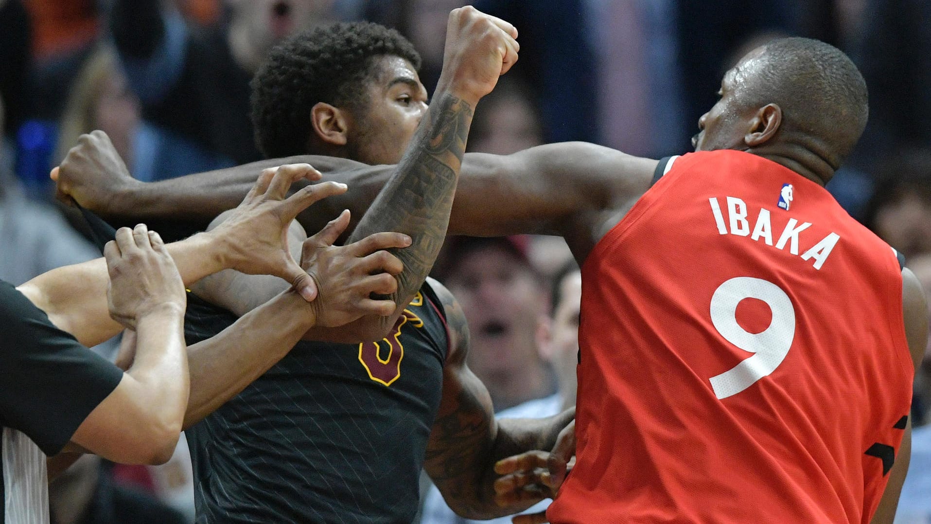 Eskaliert: Clevelands Chriss (li.) und Torontos Ibaka.