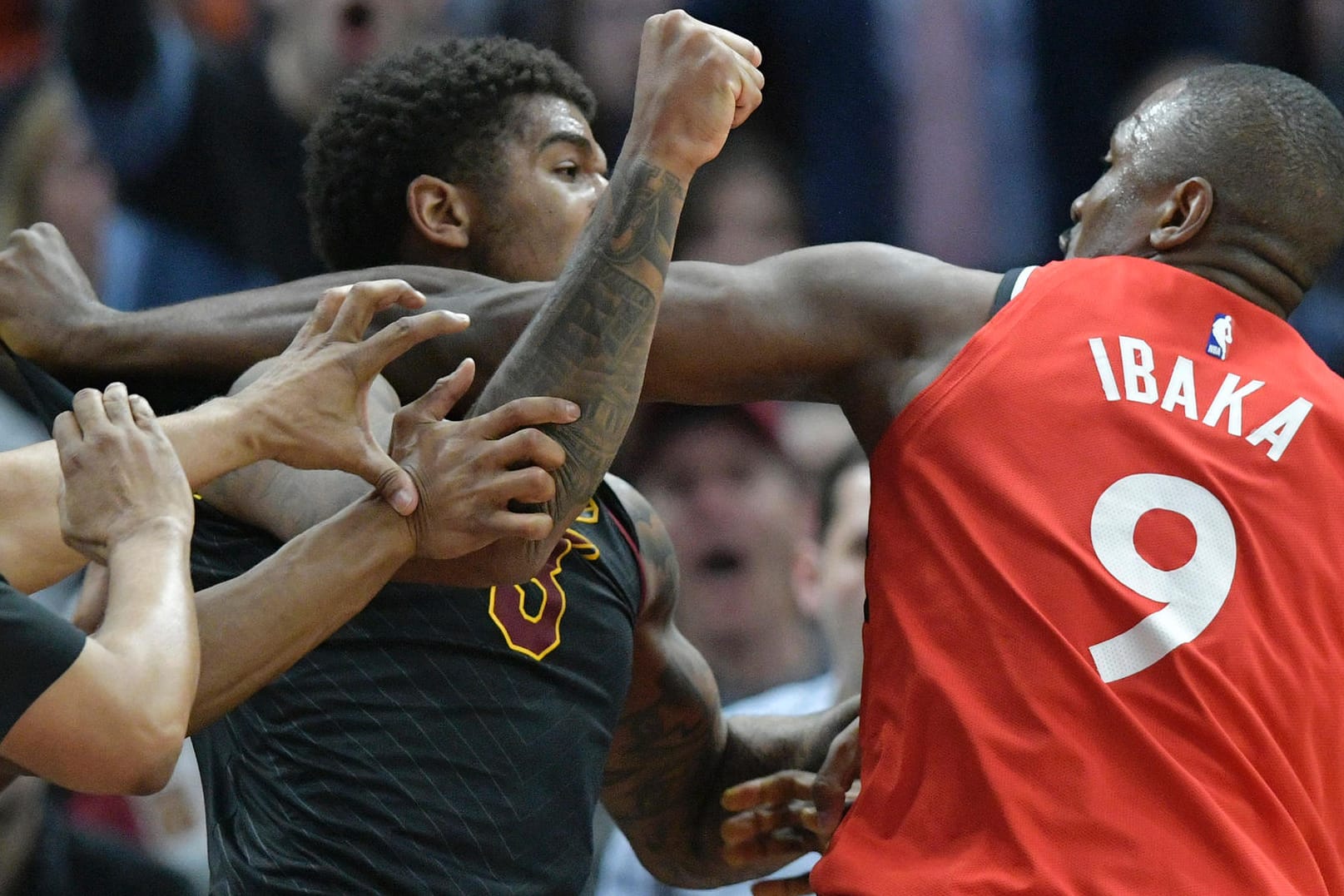 Eskaliert: Clevelands Chriss (li.) und Torontos Ibaka.