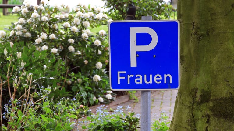 Frauenparkplatz: Rein rechtlich gesehen, muss man ihn nicht für Frauen freihalten. Vernünftige Autofahrer tun es trotzdem.