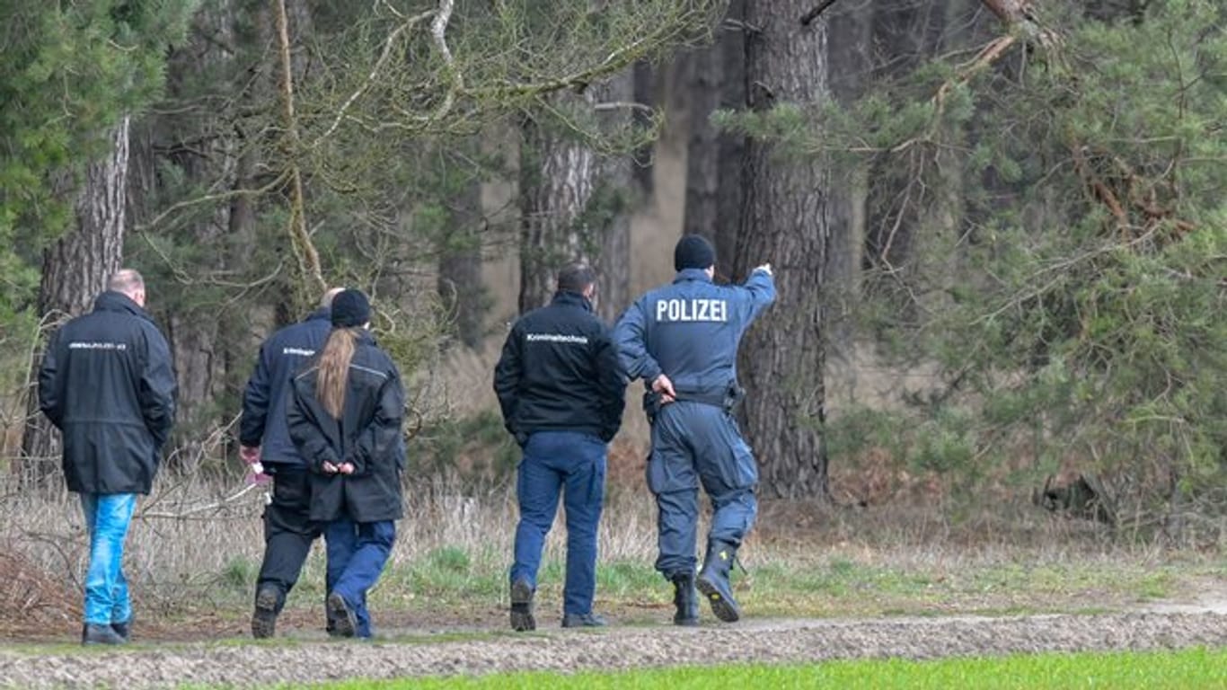 Polizisten und Kriminaltechniker suchen bei Storkow in Brandenburg nach Rebecca.