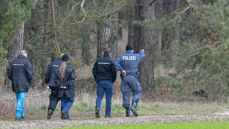 Polizisten und Kriminaltechniker suchen bei Storkow in Brandenburg nach Rebecca.