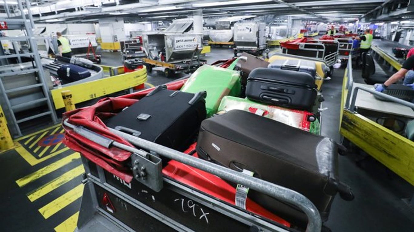 Koffer liegen auf Gepäckbändern (Symbolbild): In New York fanden Flughafenmitarbeiter ein lebendiges Tier.
