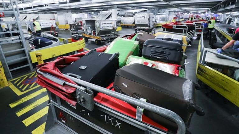 Koffer liegen auf Gepäckbändern (Symbolbild): Viele Passagiere mussten ohne ihre Koffer nach Hause fahren.