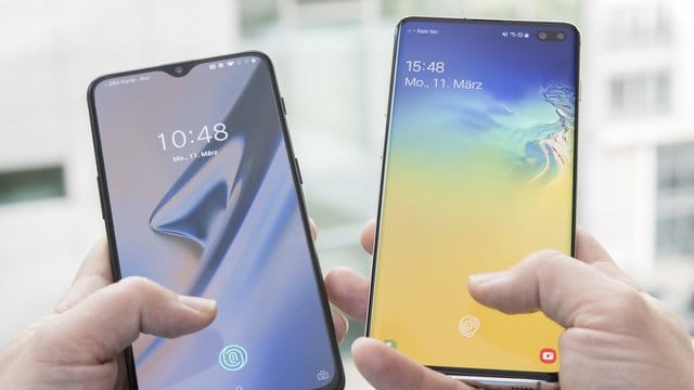 Das Samsung S10+ (r) sowie das S10 bieten einen Fingerabdruck-Scanner direkt im Bildschirm - der reagiert im Praxistest allerdings etwas langsamer als zum Beispiel der Scanner im OnePlus 6T (l). Das Samsung S10+ (r) sowie das S10 bieten einen Fingerabdruck-Scanner direkt im Bildschirm - der reagiert im Praxistest allerdings etwas langsamer als zum Beispiel der Scanner im OnePlus 6T (l).