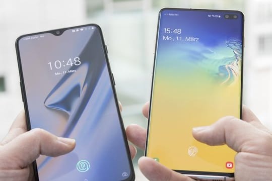 Das Samsung S10+ (r) sowie das S10 bieten einen Fingerabdruck-Scanner direkt im Bildschirm - der reagiert im Praxistest allerdings etwas langsamer als zum Beispiel der Scanner im OnePlus 6T (l).