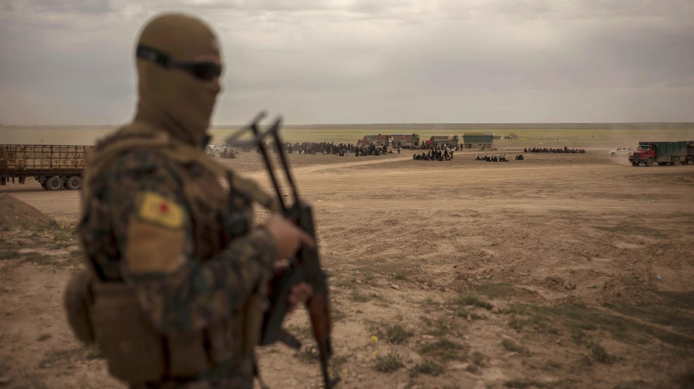 Ein Mitglied der Syrischen Demokratischen Kräfte (SDF) bei Baghus: Hunderte Kämpfer der Terrormiliz IS haben sich dort ergeben.