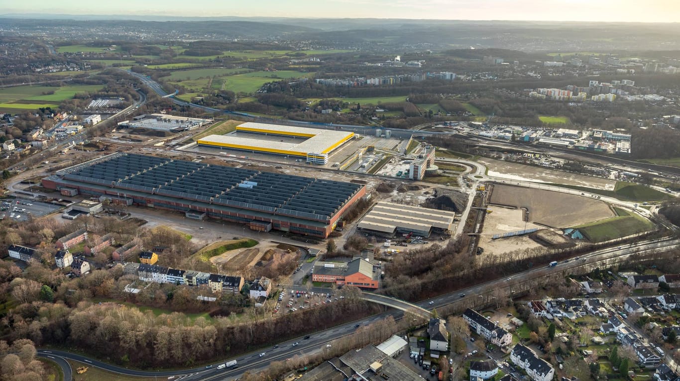 Luftbild, ehemaliges Opel-Werk-Gelände in Bochum: Die 15 mal 20 Meter große Mauer auf dem Gelände des ehemaligen Opel-Werks auf die beiden Männer gestürzt.