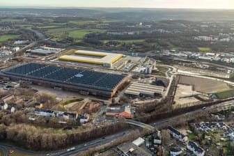 Luftbild, ehemaliges Opel-Werk-Gelände in Bochum: Die 15 mal 20 Meter große Mauer auf dem Gelände des ehemaligen Opel-Werks auf die beiden Männer gestürzt.