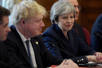 Der ehemalige britische Außenminister Boris Johnson und Theresa May. (Archivbild)