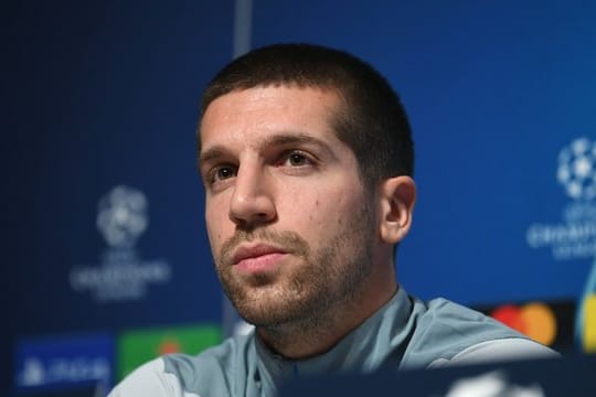 Matija Nastasic vom FC Schalke 04 hat sich eine Fußverletzung zugezogen.