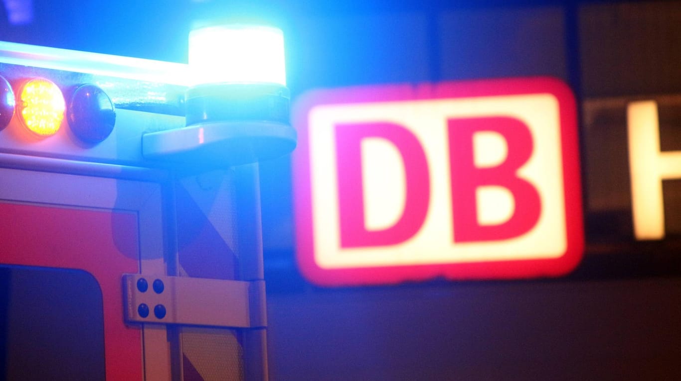 Einsatzwagen an einem DB-Gebäude (Symbolbild): Der Schaffner des in Schwerte einfahrenden Zuges hatte Polizei und Feuerwehr gerufen.