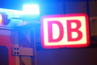 Einsatzwagen an einem DB-Gebäude (Symbolbild): Der Schaffner des in Schwerte einfahrenden Zuges hatte Polizei und Feuerwehr gerufen.