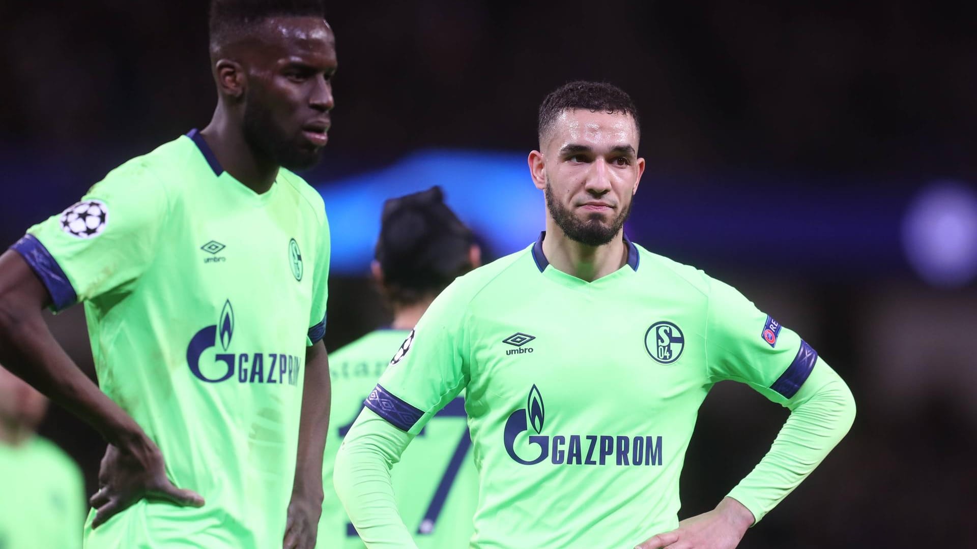 Können es nicht fassen: Schalkes Salif Sane (l.) und Nabil Bentaleb.