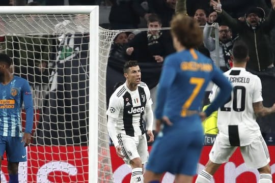 Cristiano Ronaldo (M) feiert das 1:0 für Juve gegen Atlético Madrid.