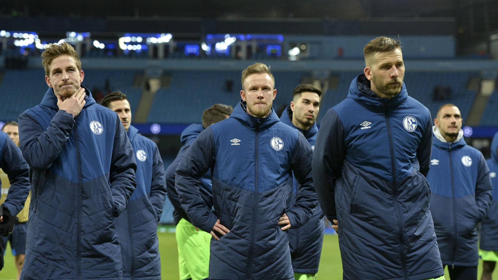 Enttäuscht nach Abpfiff: Die Schalker Bastian Oczipka, Cedric Teuchert und Guido Burgstaller (v.l.n.r.) nach der Pleite in Manchester.