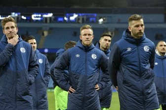 Enttäuscht nach Abpfiff: Die Schalker Bastian Oczipka, Cedric Teuchert und Guido Burgstaller (v.l.n.r.) nach der Pleite in Manchester.