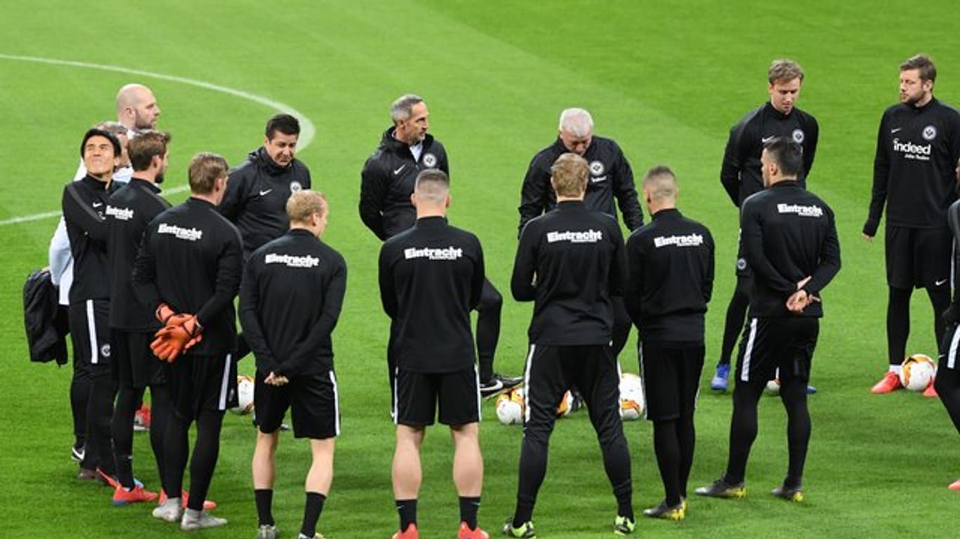 Frankfurts Chefcoach Adi Hütter hat seine Mannschaft im Guiseppe-Meazza-Stadion versammelt.
