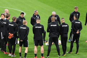 Frankfurts Chefcoach Adi Hütter hat seine Mannschaft im Guiseppe-Meazza-Stadion versammelt.