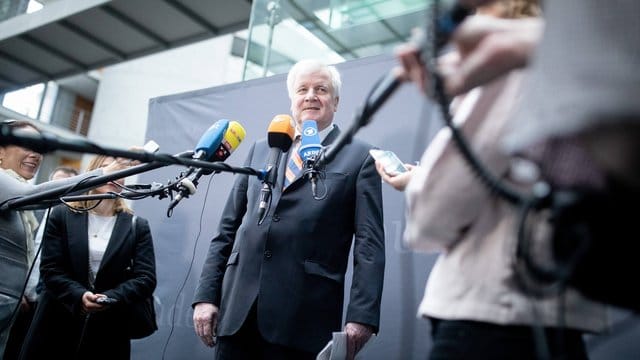 Horst Seehofer spricht zu Beginn der Sitzung des Innenausschusses zu den Medienvertretern. Horst Seehofer spricht zu Beginn der Sitzung des Innenausschusses zu den Medienvertretern.
