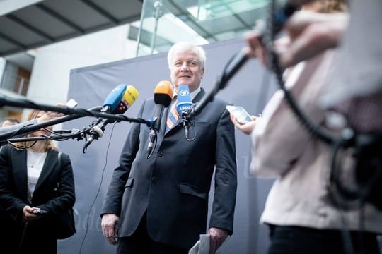 Horst Seehofer spricht zu Beginn der Sitzung des Innenausschusses zu den Medienvertretern.