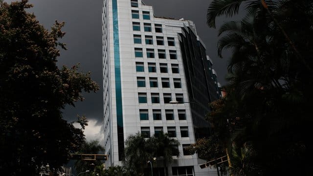 Von dunklen Gewitterwolken umgeben: Das Gebäude der deutschen Botschaft in Caracas. Von dunklen Gewitterwolken umgeben: Das Gebäude der deutschen Botschaft in Caracas.