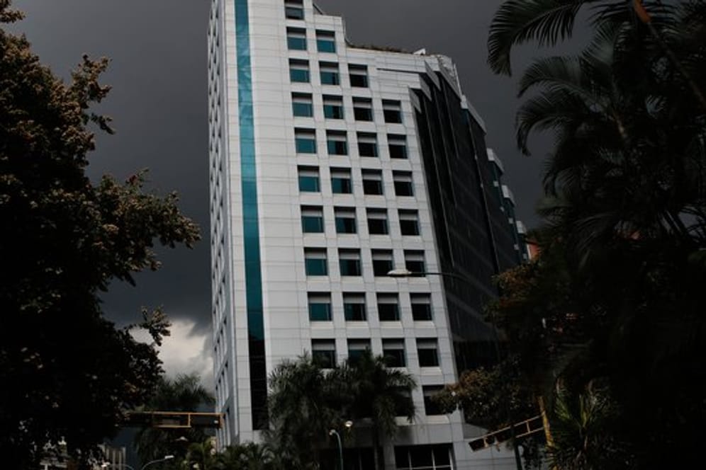 Von dunklen Gewitterwolken umgeben: Das Gebäude der deutschen Botschaft in Caracas.