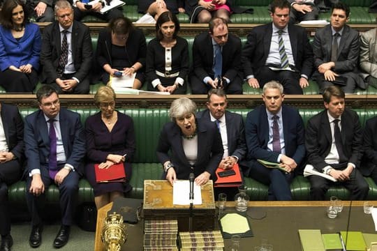 Theresa May (M) spricht vor dem britischen Parlament.