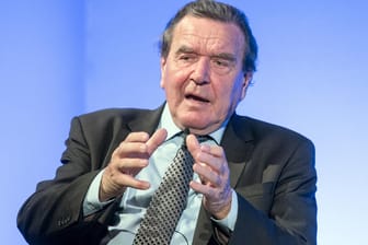 Alt-Kanzler Gerhard Schröder hat die Drohung der USA kritisiert, Geheimdienstinformationen zurückzuhalten, falls Berlin chinesische Firmen beim Aufbau des schnellen 5G-Mobilfunknetzes beteiligt.