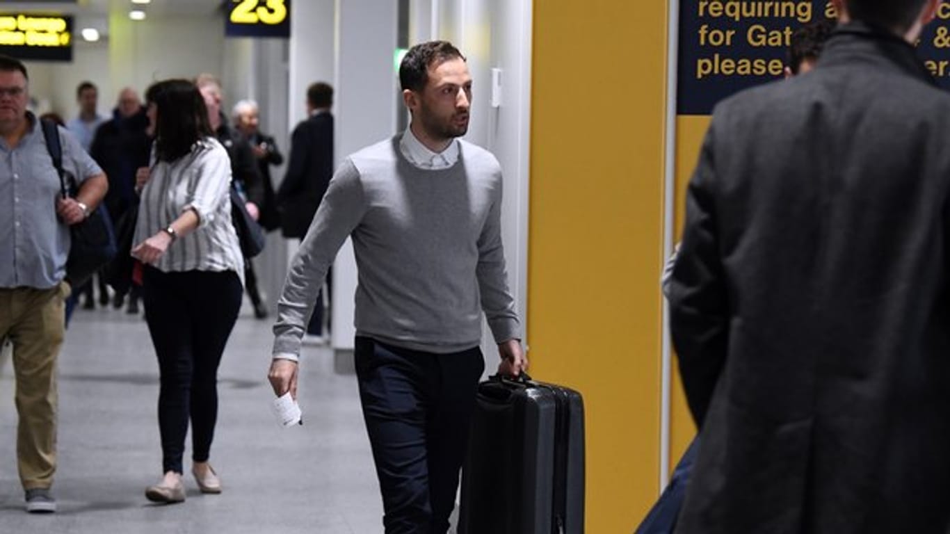 Nach dem Spiel bei Manchester City geht Schalkes Trainer Domenico Tedesco nach der Ankunft durch den Flughafen.