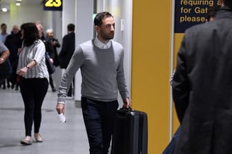 Nach dem Spiel bei Manchester City geht Schalkes Trainer Domenico Tedesco nach der Ankunft durch den Flughafen.