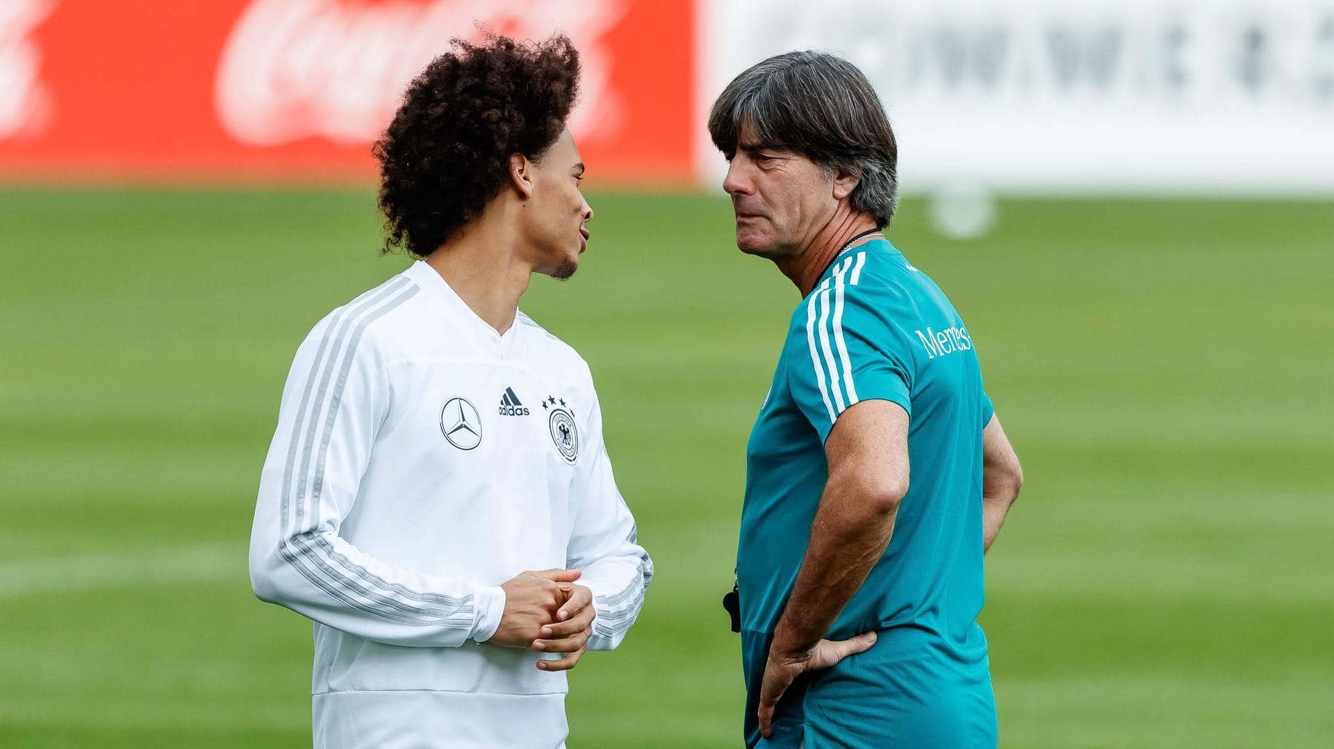 Leroy Sané (l.) und Jogi Löw: Der Nationalspieler hat Verständnis für die Weltmeister-Ausbootung des Bundestrainers.