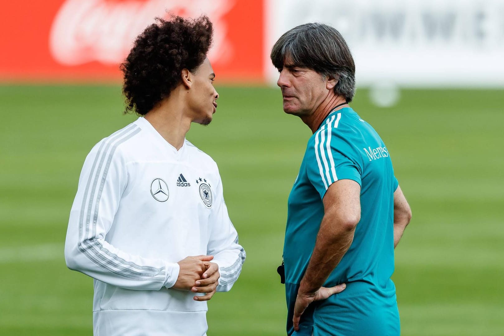 Leroy Sané (l.) und Jogi Löw: Der Nationalspieler hat Verständnis für die Weltmeister-Ausbootung des Bundestrainers.