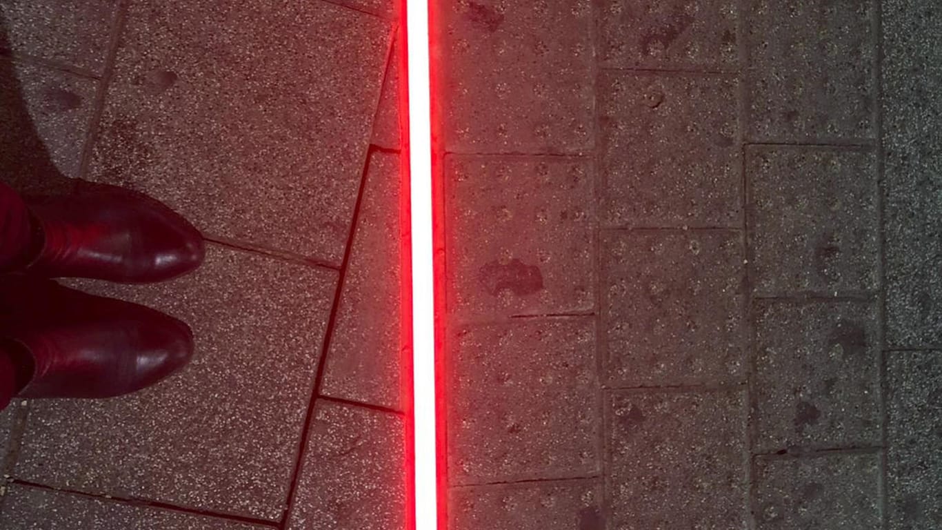 Rote Ampel: Auf dem Boden leuchtet zusätzlich ein Streifen auf.