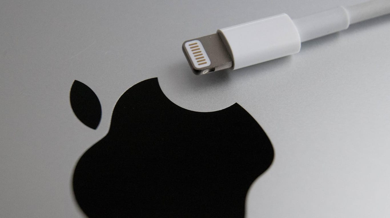 Apple Logo und iPhone-Ladekabel: EU-Dokumente belegen, dass Apple sich gegen einheitliche Anschlüsse wehrt.