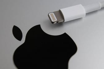 Apple Logo und iPhone-Ladekabel: EU-Dokumente belegen, dass Apple sich gegen einheitliche Anschlüsse wehrt.